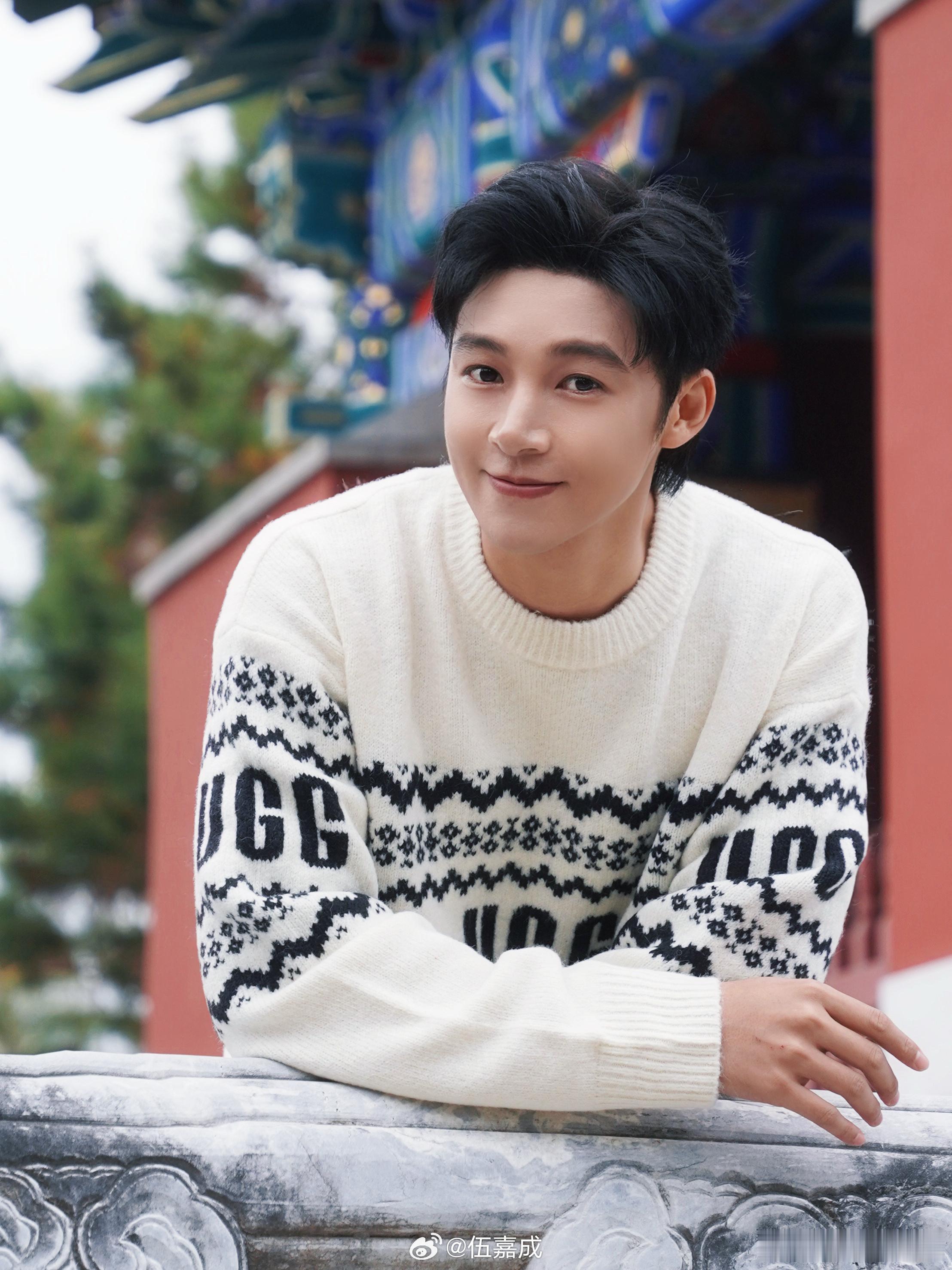 老师赛道算是让伍嘉成闯进来了 新歌直播宠粉刻进 DNA！伍嘉成特意唱给粉丝听，全