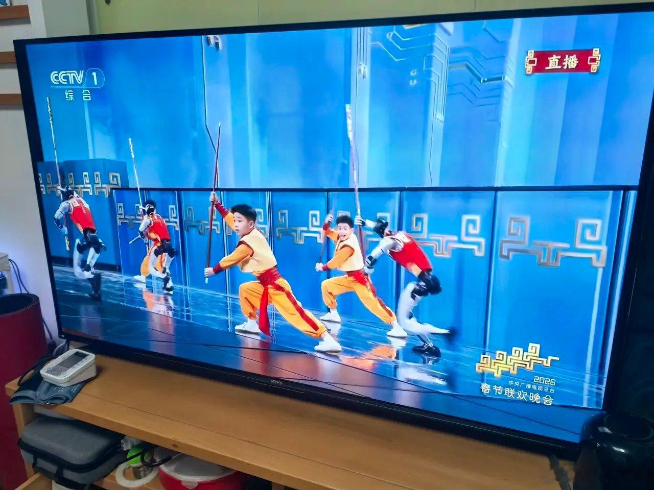 今天晚上宇树机器人太屌了，简直颠覆了我的三观和想象。又是托马斯全旋，又是双截棍，