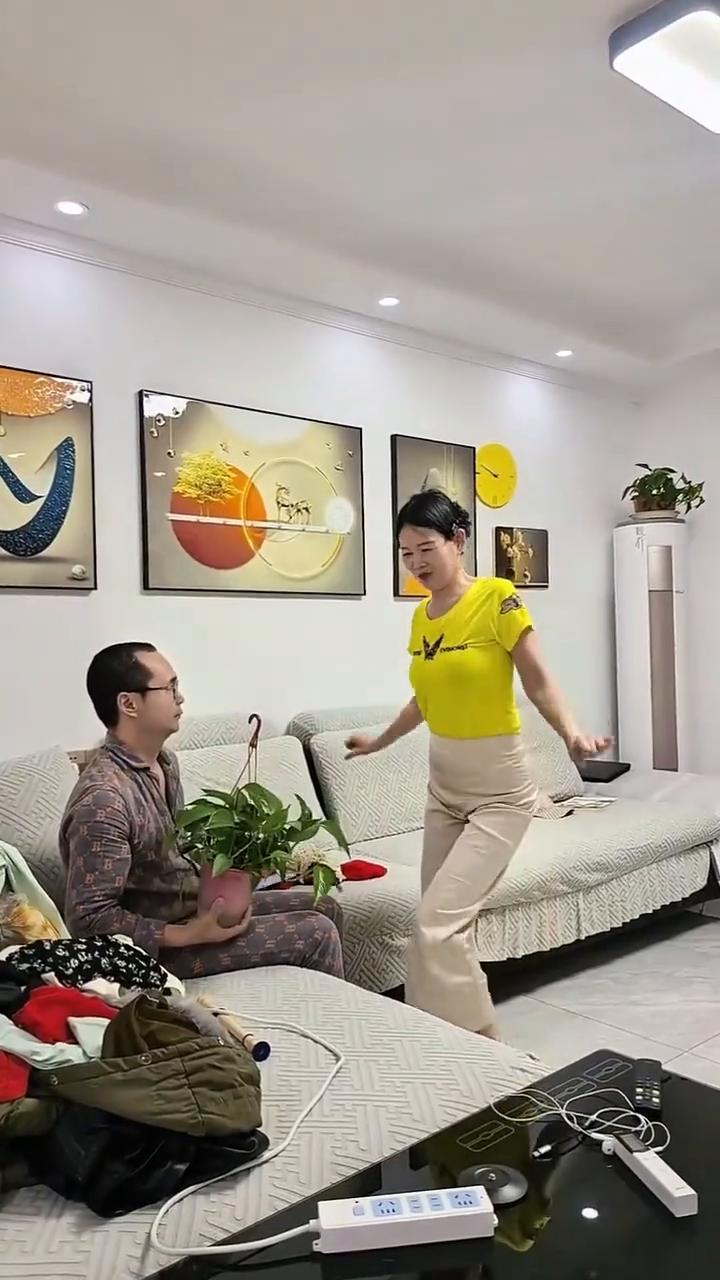 没事就逗逗老公。
睁开眼，你别笑。要做一个专业的演员吗？