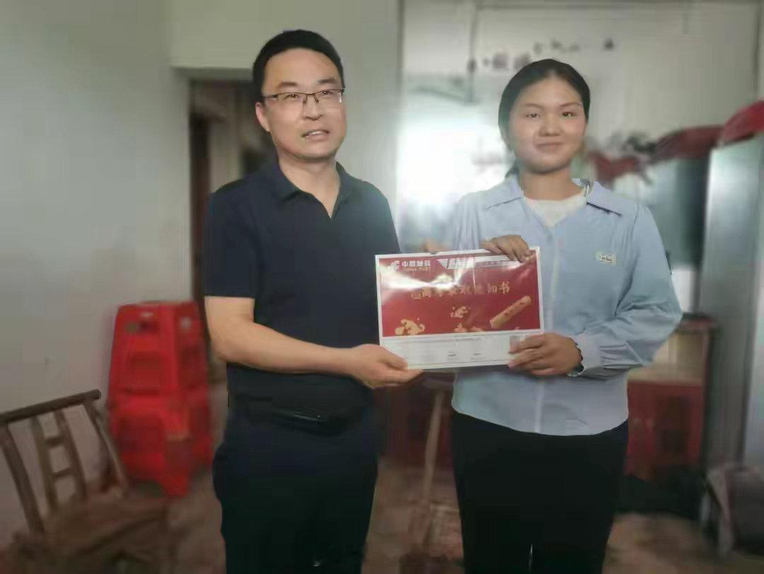 长江大学校长为孤身追梦女孩送通知书长江大学党委副书记、校长吕一兵来到沙洋县李市镇
