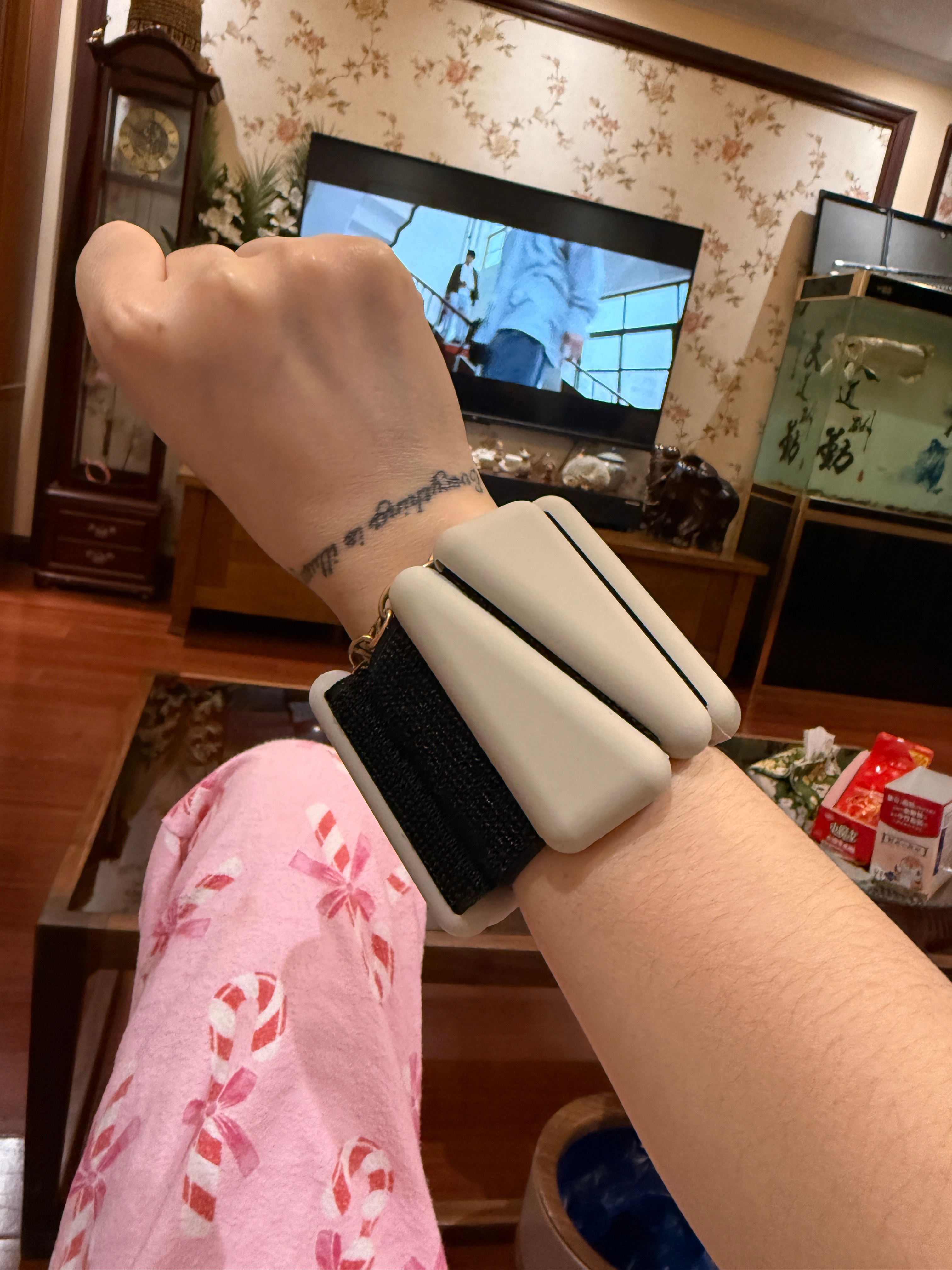 买了个这，负重手环，据说日常戴着可以在不知不觉中锻炼，感觉也挺鸡肋的，但是有点儿