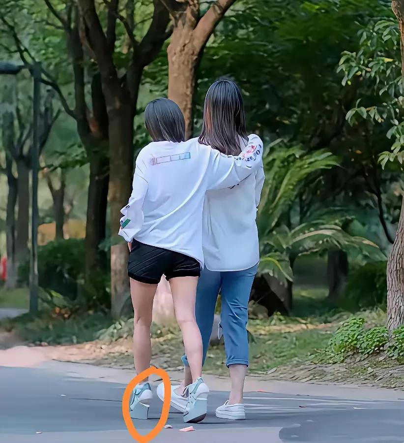 王子文这可是定制的鞋子呀？
蒋欣走比她高那么多
怎么还一脸愁容？她俩一起看着王子