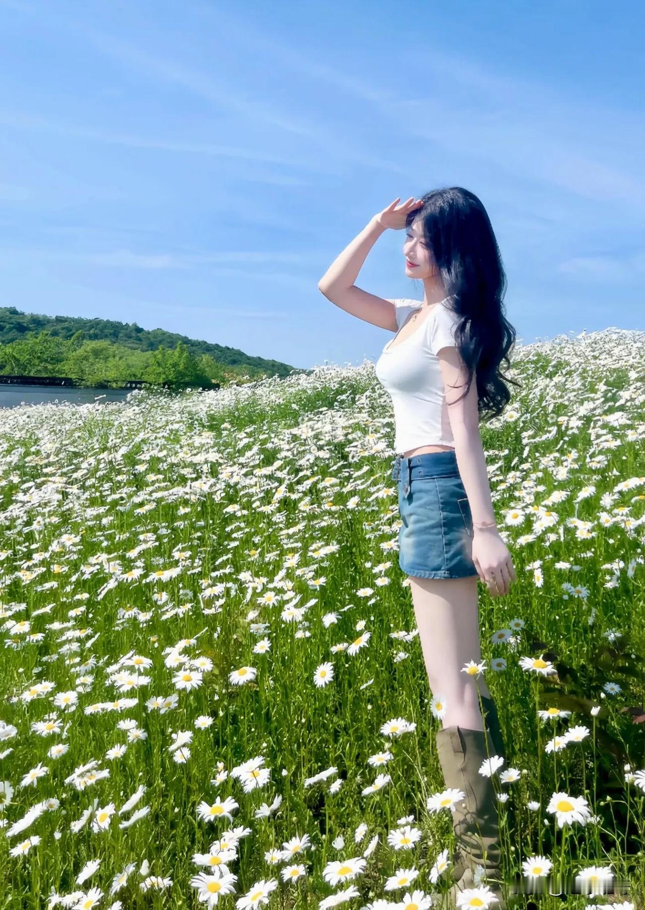 花瓣飘落的弧度，
是她睫毛颤动的轨迹；
清风拂过的香气，
是她呼吸间溢出的温柔。