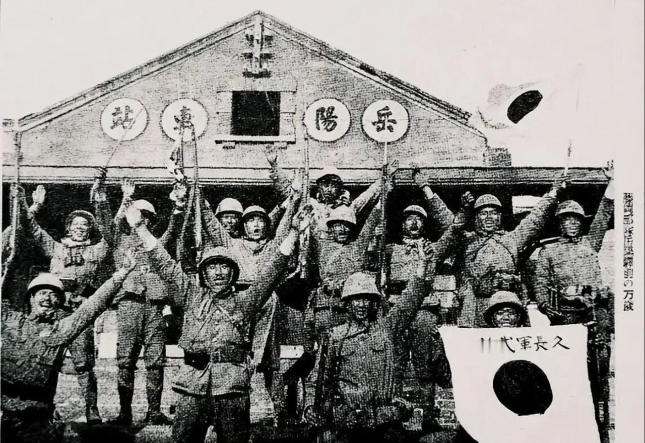 这是一张日军侵华的罪证黑白历史老照片，定格了1938年日军侵占湖南岳阳车站的侵略