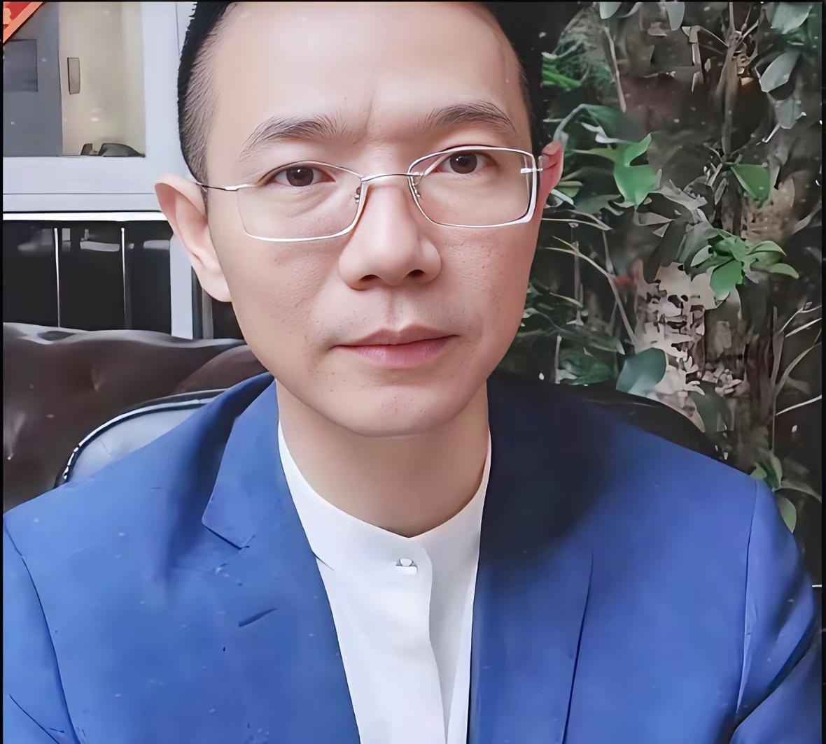 李帅闯大南河
网友直呼“压根不是去谈的”！
 
他带着镜头直扑对方刚清完场的老巢