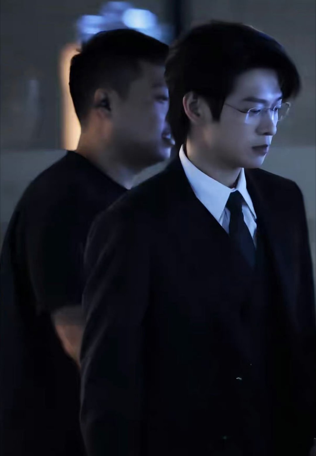 魏大勋《春风吹又生》最新路透图，西服造型配金丝眼镜，梦回孟宴臣，你被帅到了吗？ 