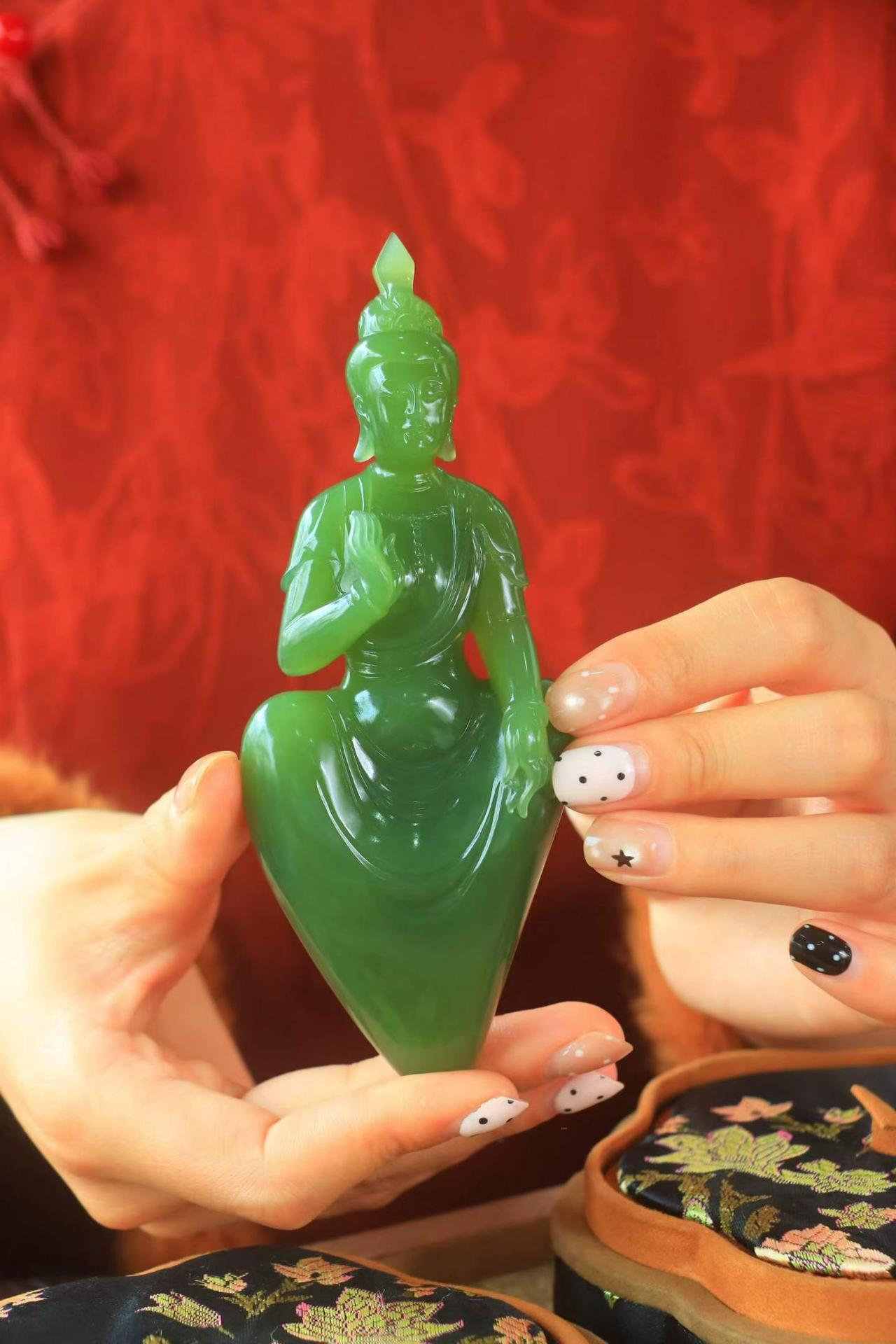 〈湖水绿·观音〉

新疆和田玉湖水绿观音，慈态存千界佛法无边，甘露洒人间普渡众生