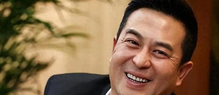 张嘉益这回算是把“戏里戏外两重天”给演透了。央视《主角》刚播完，收视率破4，网播