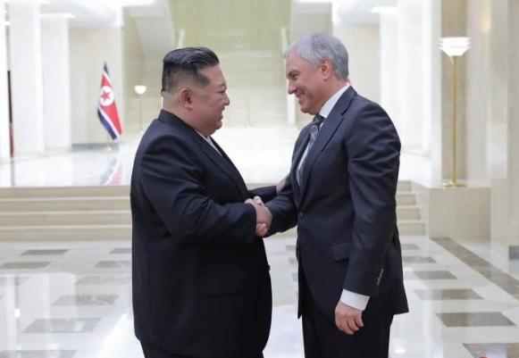 朝俄玩真的了，金正恩放话：朝鲜永远跟俄罗斯站一起。
 
当下国际局势风云变幻，最