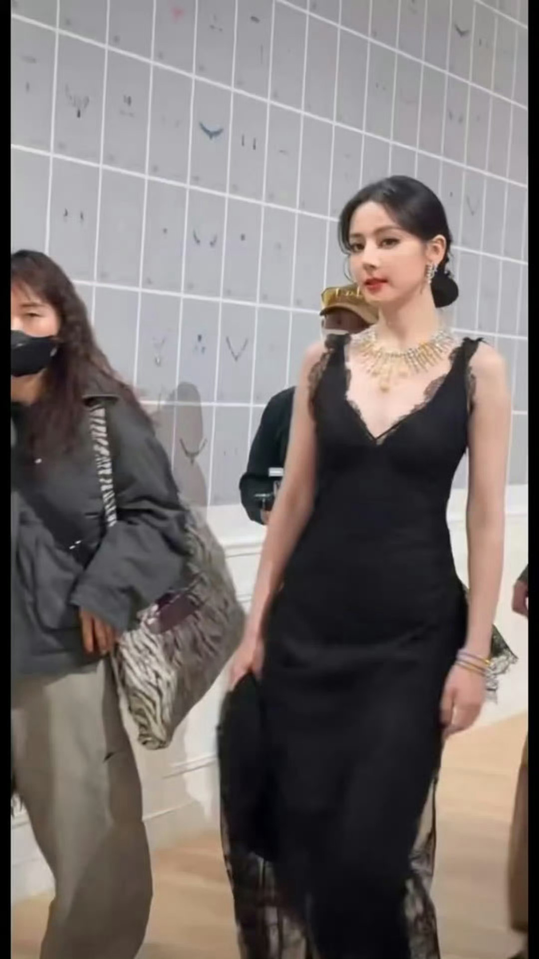 还得是迪丽热巴，女王级别，实在权威！不愧是中雕明珠，迪丽热巴戴着这条是最重磅的珠