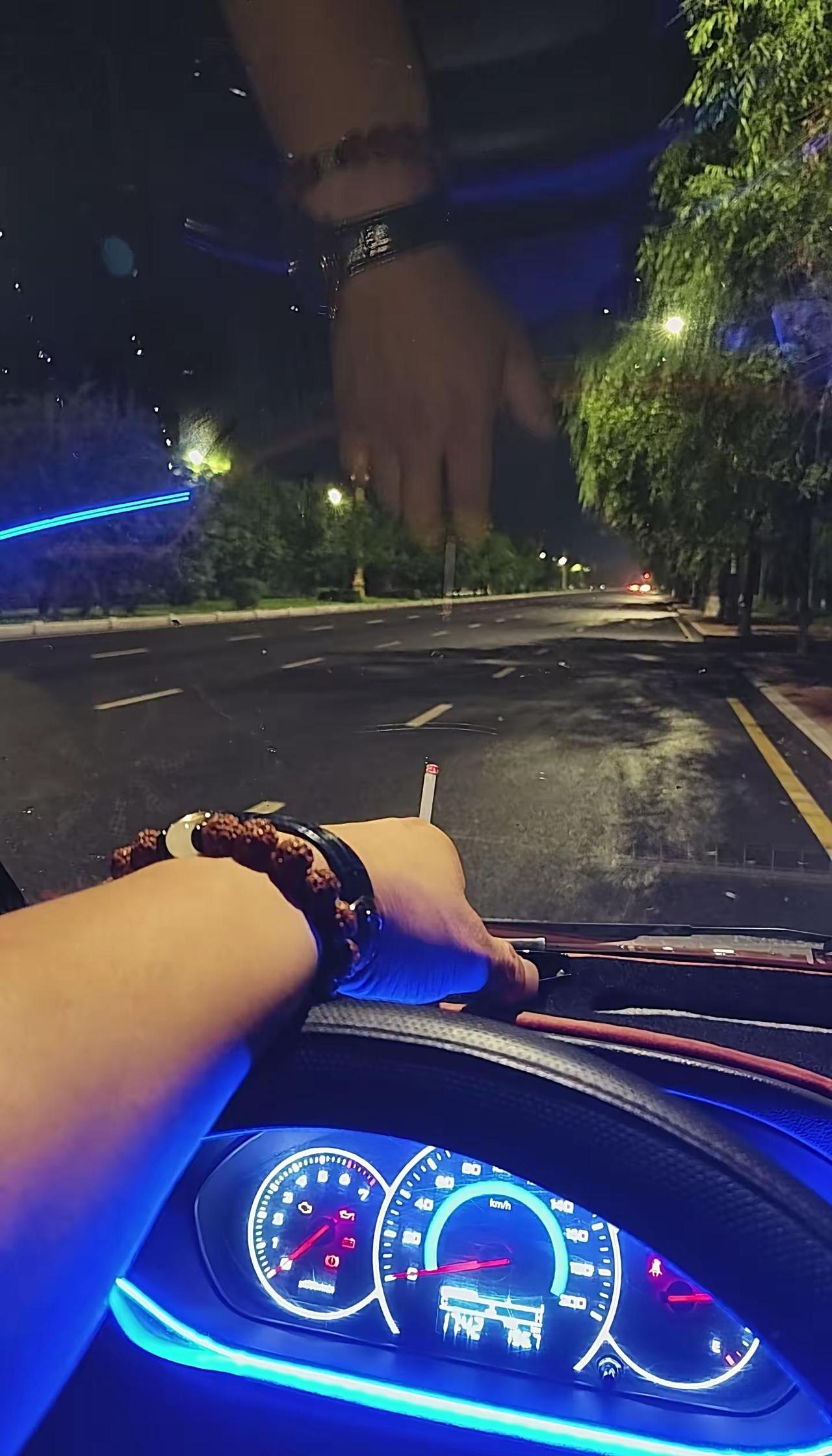 果然呐，还是被你拉黑了，早知道和你做朋友好了，非得要做那几个月的恋人，爱上了大我