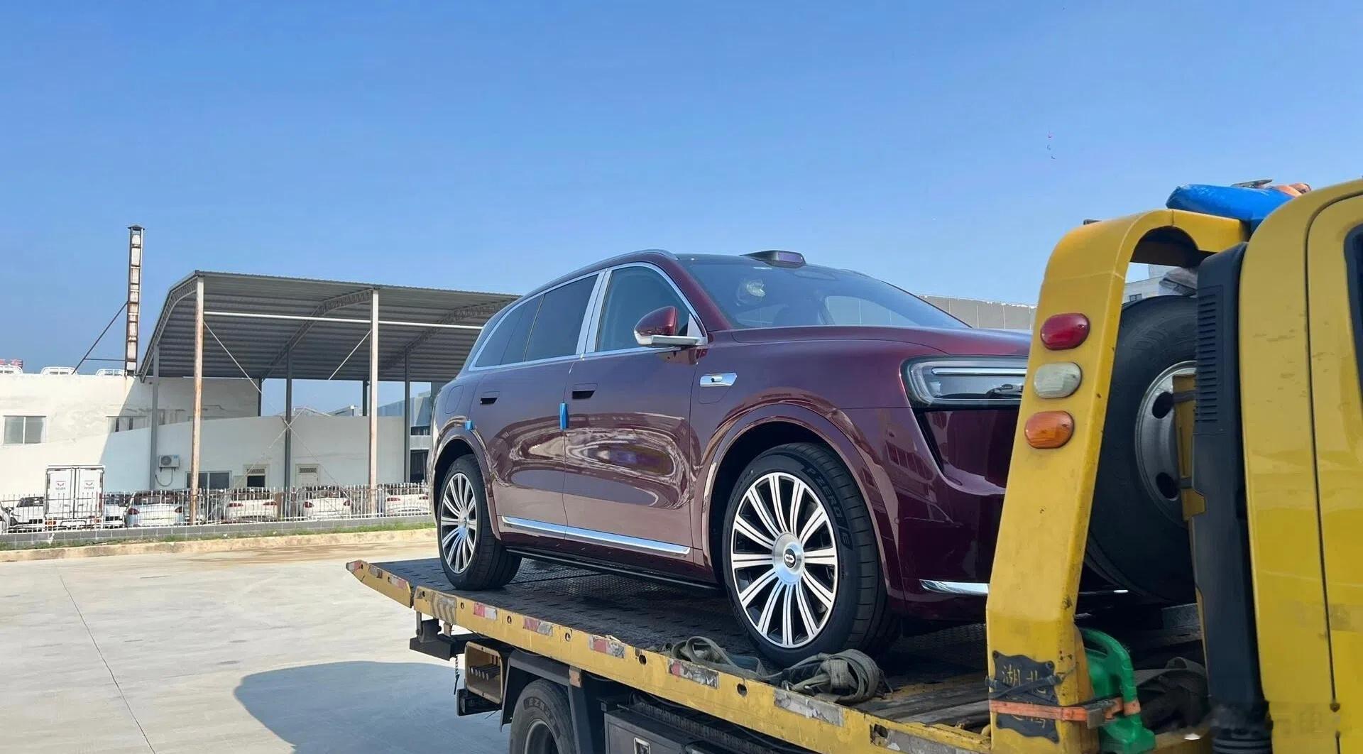 据说是正在发往门店的全新问界M7 展车，明天它就要开启预订了，大家要不无奖竞猜一
