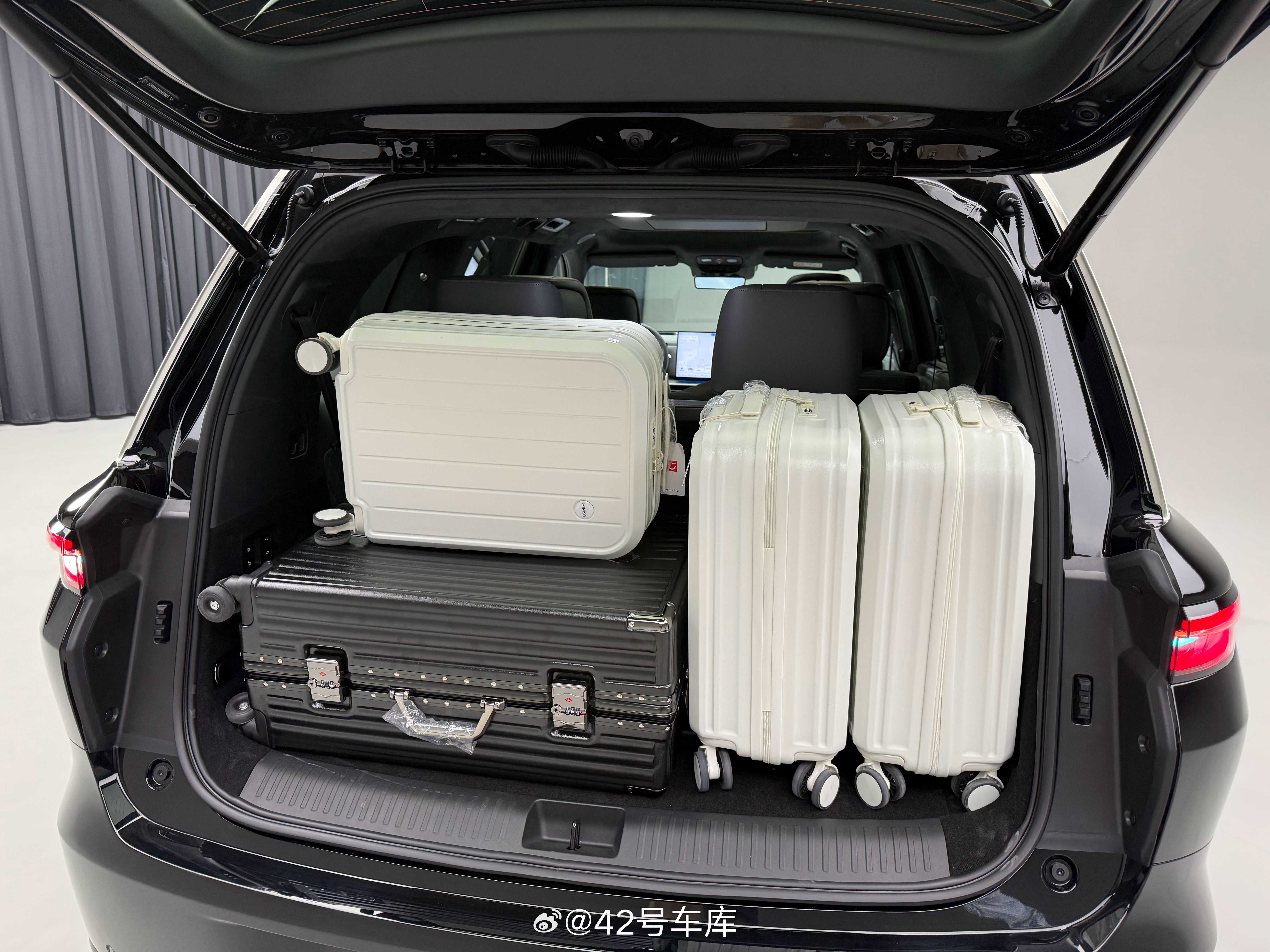 魏牌 V9X 这次空间是一个很大的亮点，尤其是后备厢，能放下一个 28 和 3 