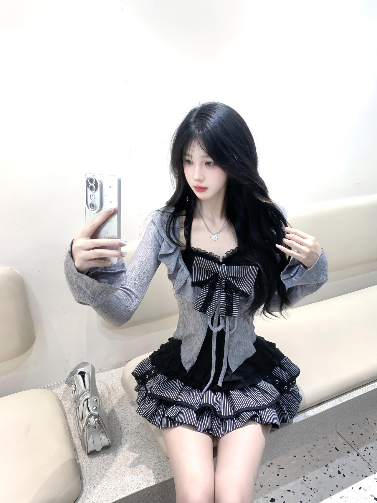 甜美少女风穿搭，黑白条纹裙搭配灰色毛衣，元气满满！穿搭 性感