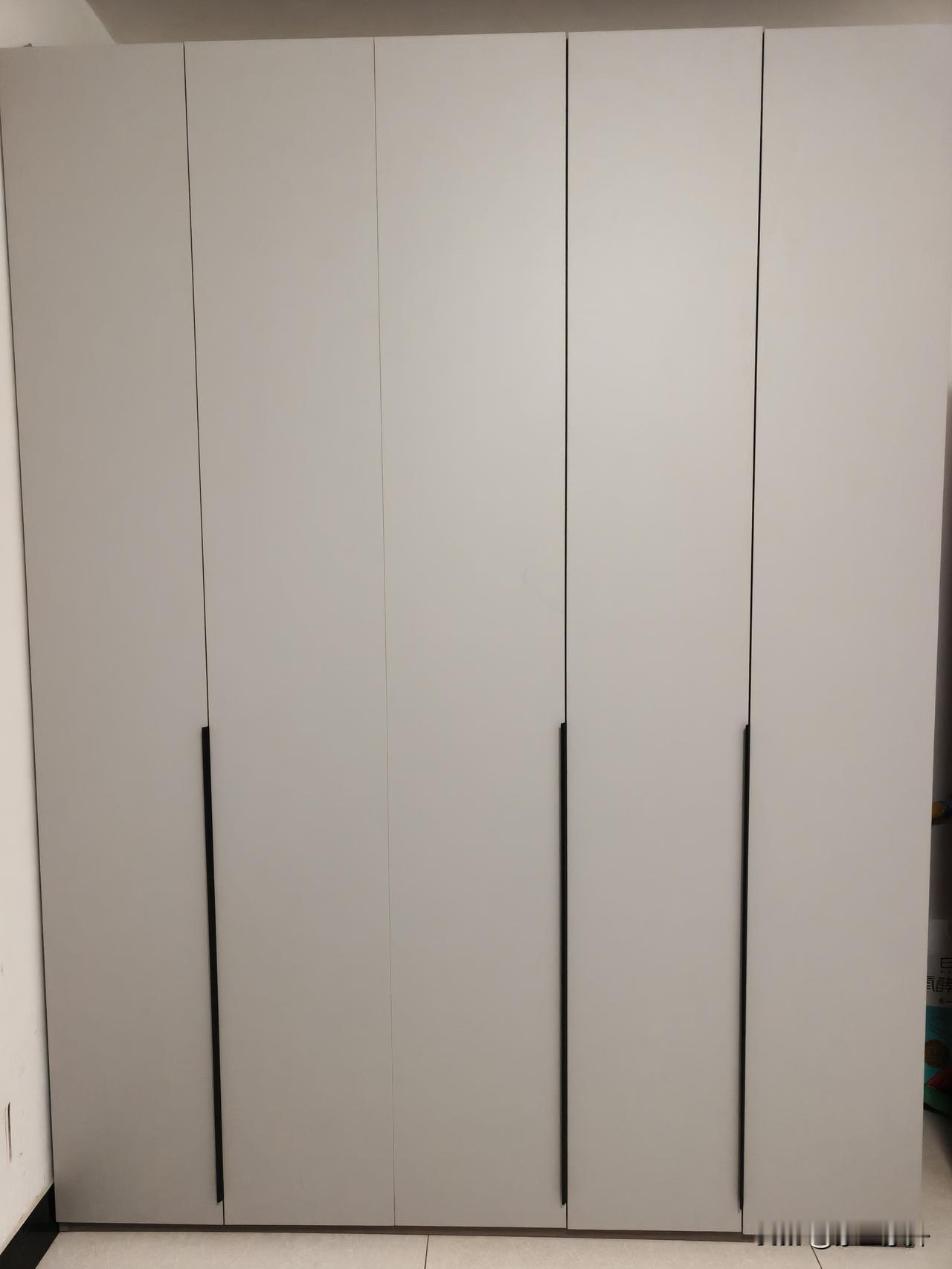 自己装衣柜，“赚”了380

自从媳妇儿开始“败家”，
衣柜早在替换的日程上了。