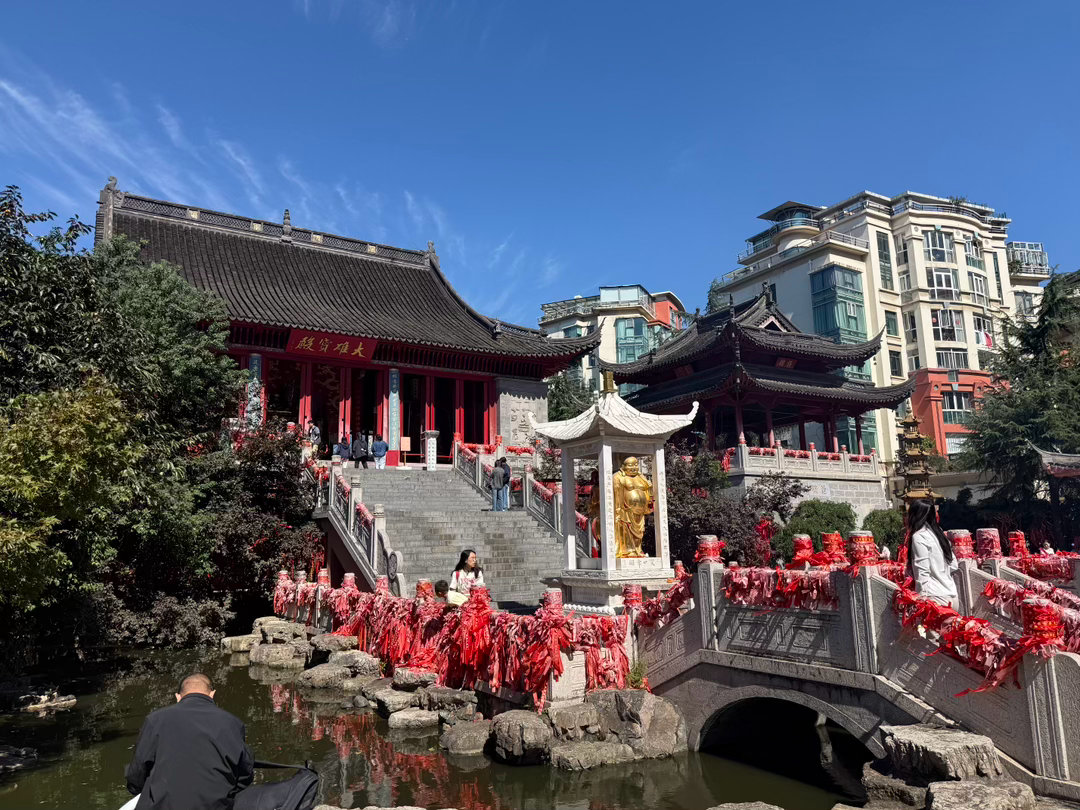 毗卢寺给大家祈福，点赞沾沾好运[合十] ​​​