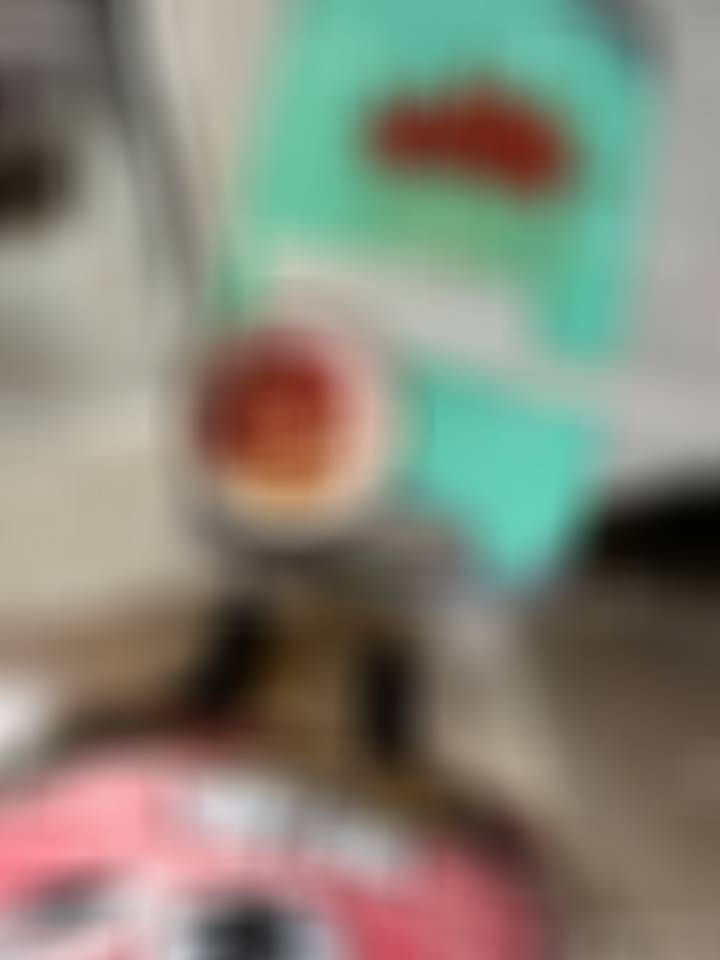 自从我在厨房安装了窗帘以后，再也不用考虑得体的穿着，想怎么穿就怎么穿。那今天就在