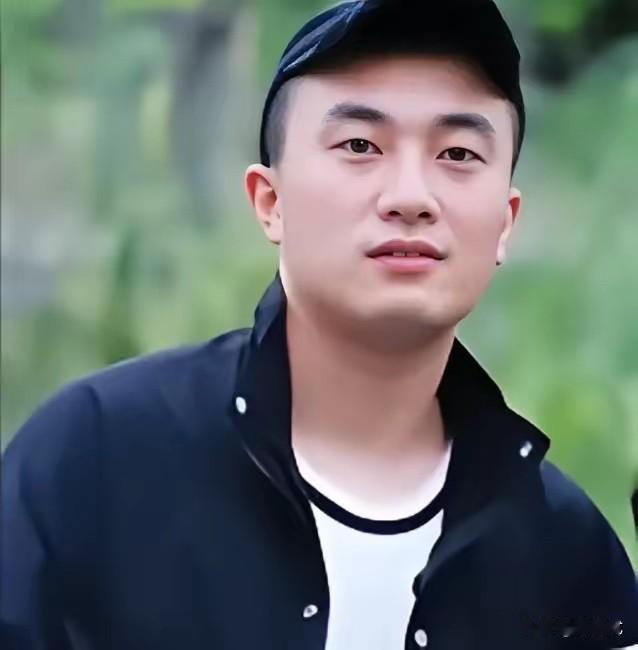 2021年，四川30岁男子每天和57岁母亲一起睡，他洗澡时，母亲也待在浴室，他不