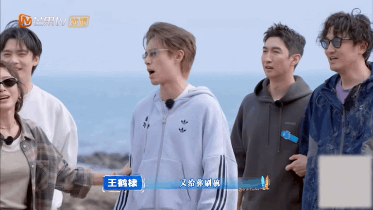 也有秦岚插不上话的时候 真的很难见到秦岚安静旁观的样子，亲爱的客栈趣味小游戏现场