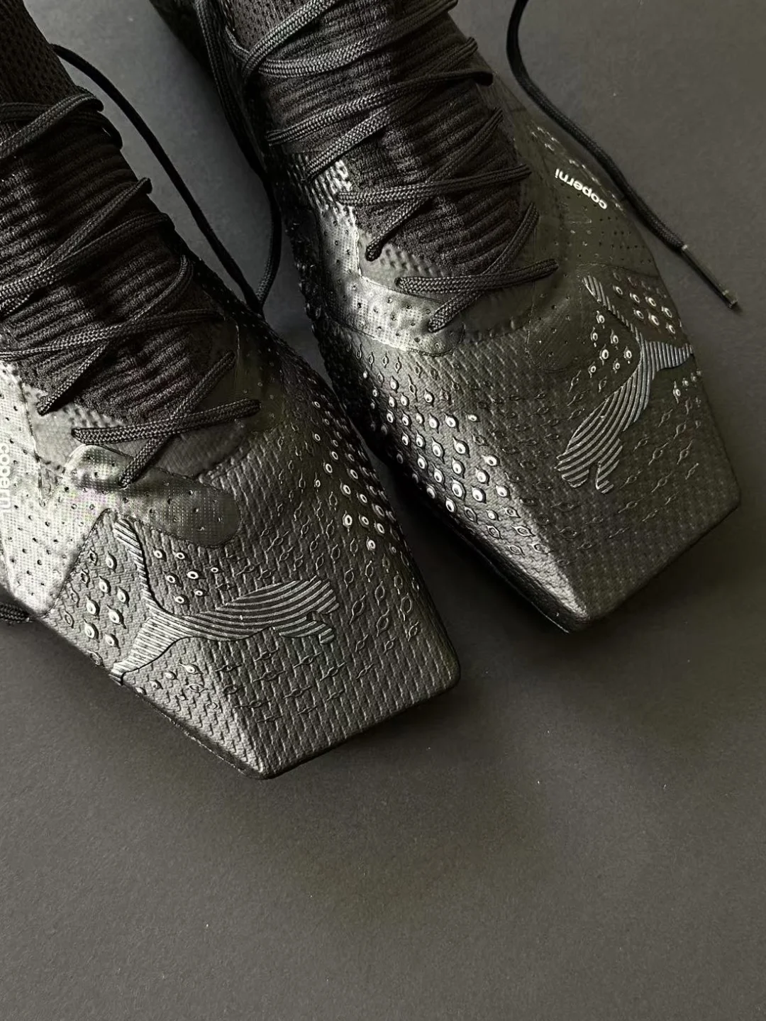 对黑武士足球鞋👟毫无抵抗力