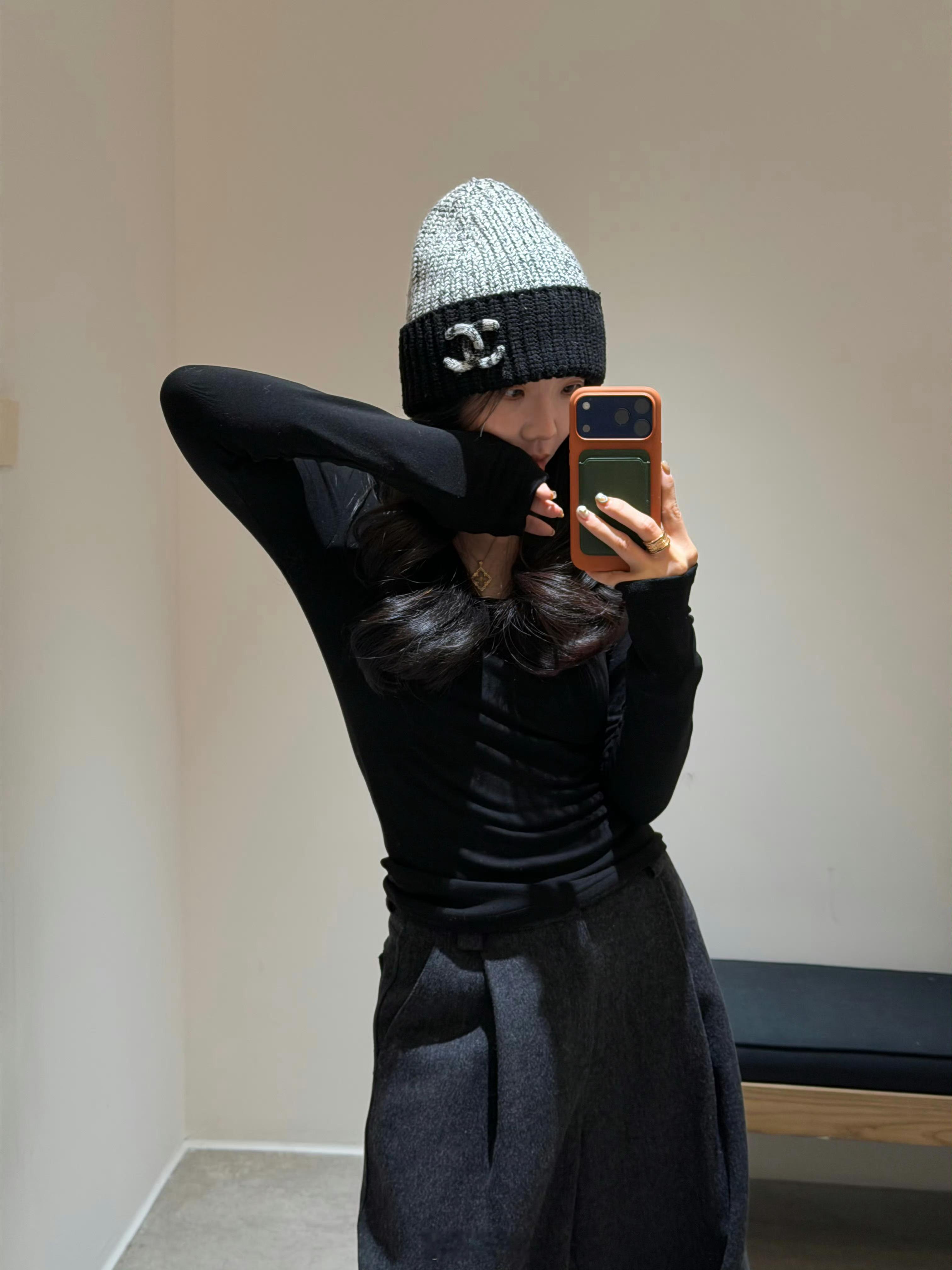 难得刷到一个好看的小姐姐用的是蓝色iPhone 17 Pro Max！ 