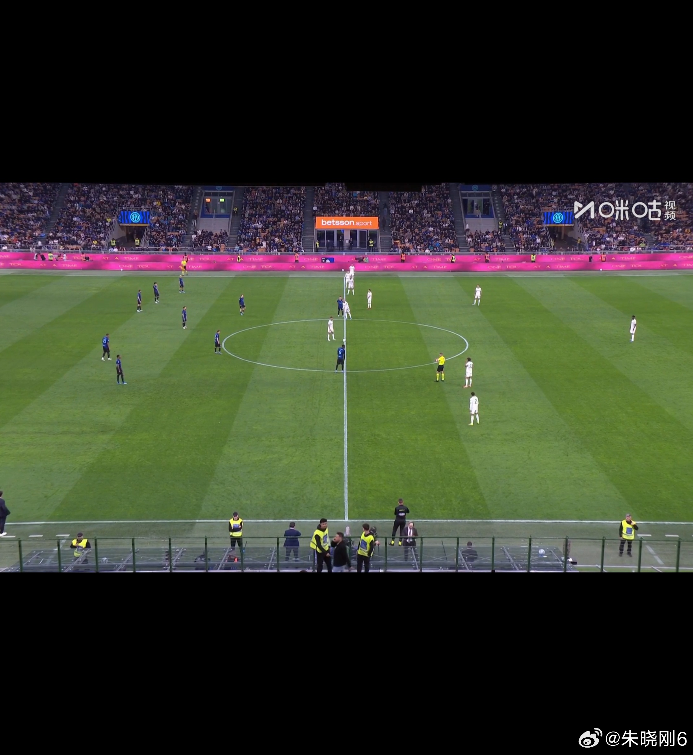 在532这套体系里，谁也玩不过国米。看他们中后场娴熟的组织轮转真是一种享受国际米