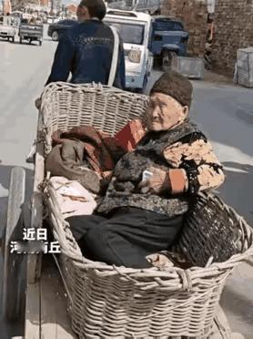 孝心感动天地！男子怕95岁妈妈赶场走路累，就用板车改装的“敞篷车”拉着妈妈上街赶