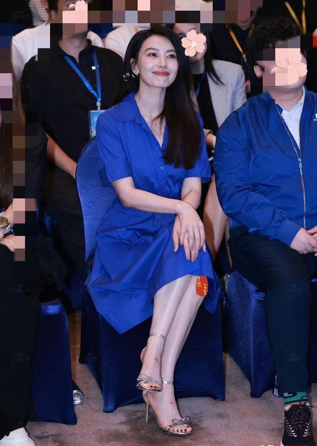 高圆圆现身活动状态惊艳全网，身穿蓝裙尽显松弛感，这才是中年女性最顶级的冻龄美学[