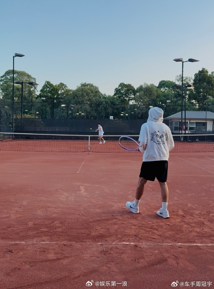 周杰伦周冠宇网球场合影周杰伦周冠宇网球场合照 周杰伦周冠宇网球场合照有！ 