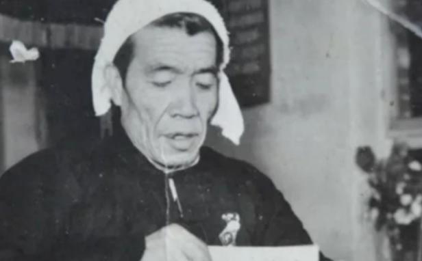 1979年，在全国政协会议上，农业部副部长杨显东，批评坐在主席台上的副总理陈永贵