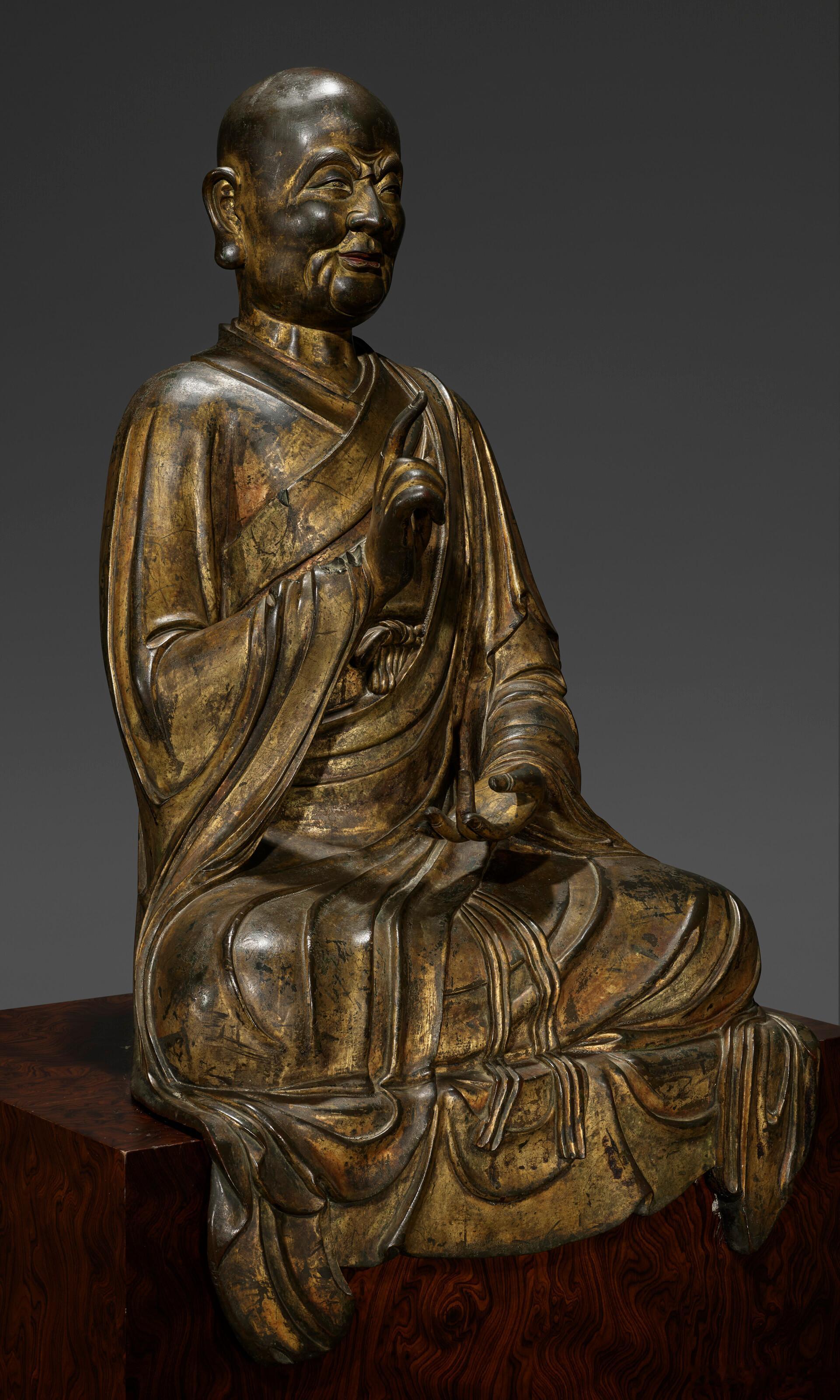 刚刚香港佳士得以1880万成交的两尊明代铜罗汉像，尺寸硕大，79厘米高，原应是一