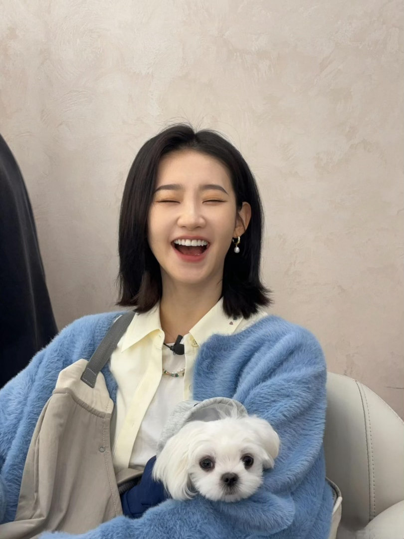 张艺凡上班带狗饭撒 元气甜妹加软萌小狗确实是治愈组合，上班路上不忘饭撒，还带着小