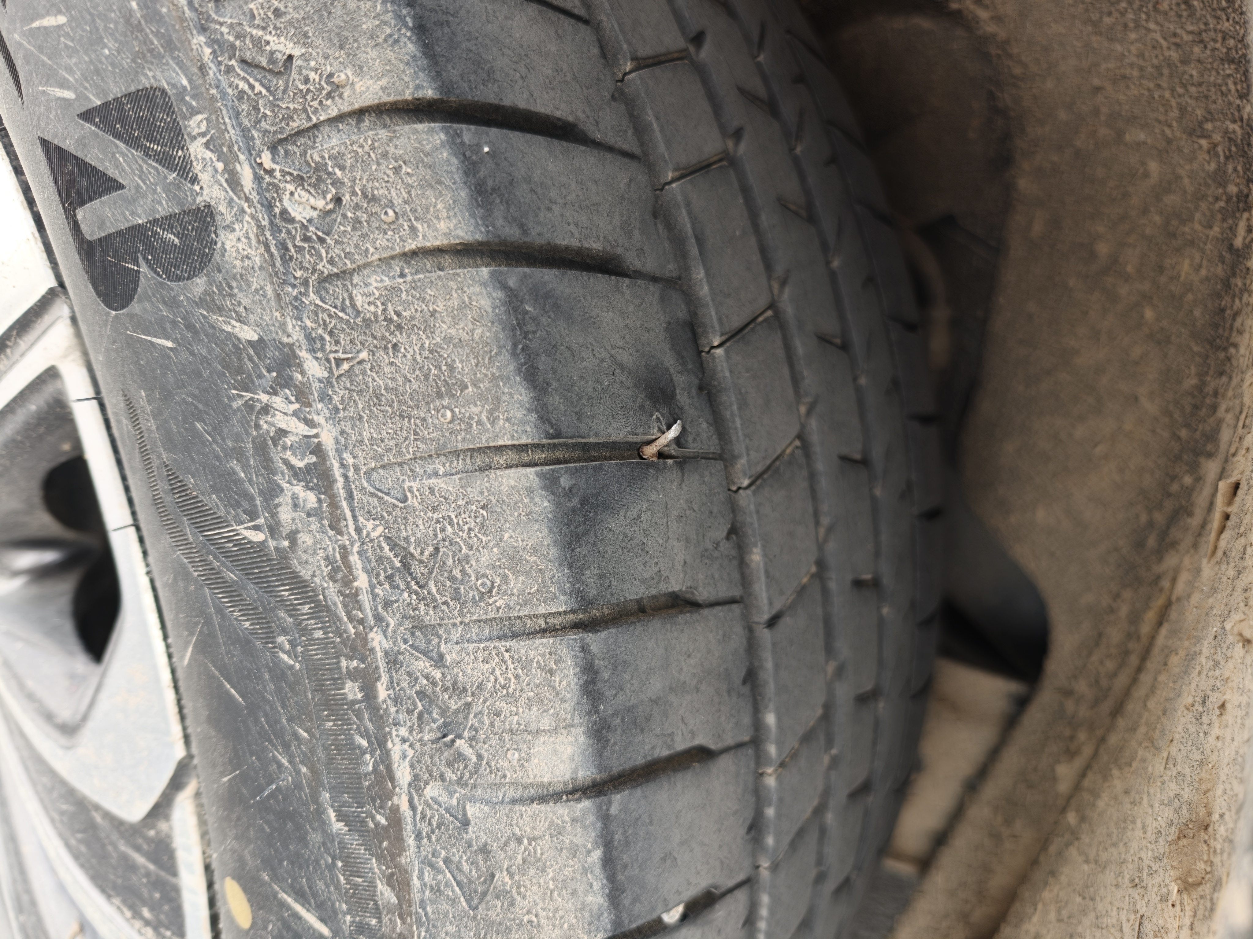 不幸中的万幸，钉子倒着卡进排水槽