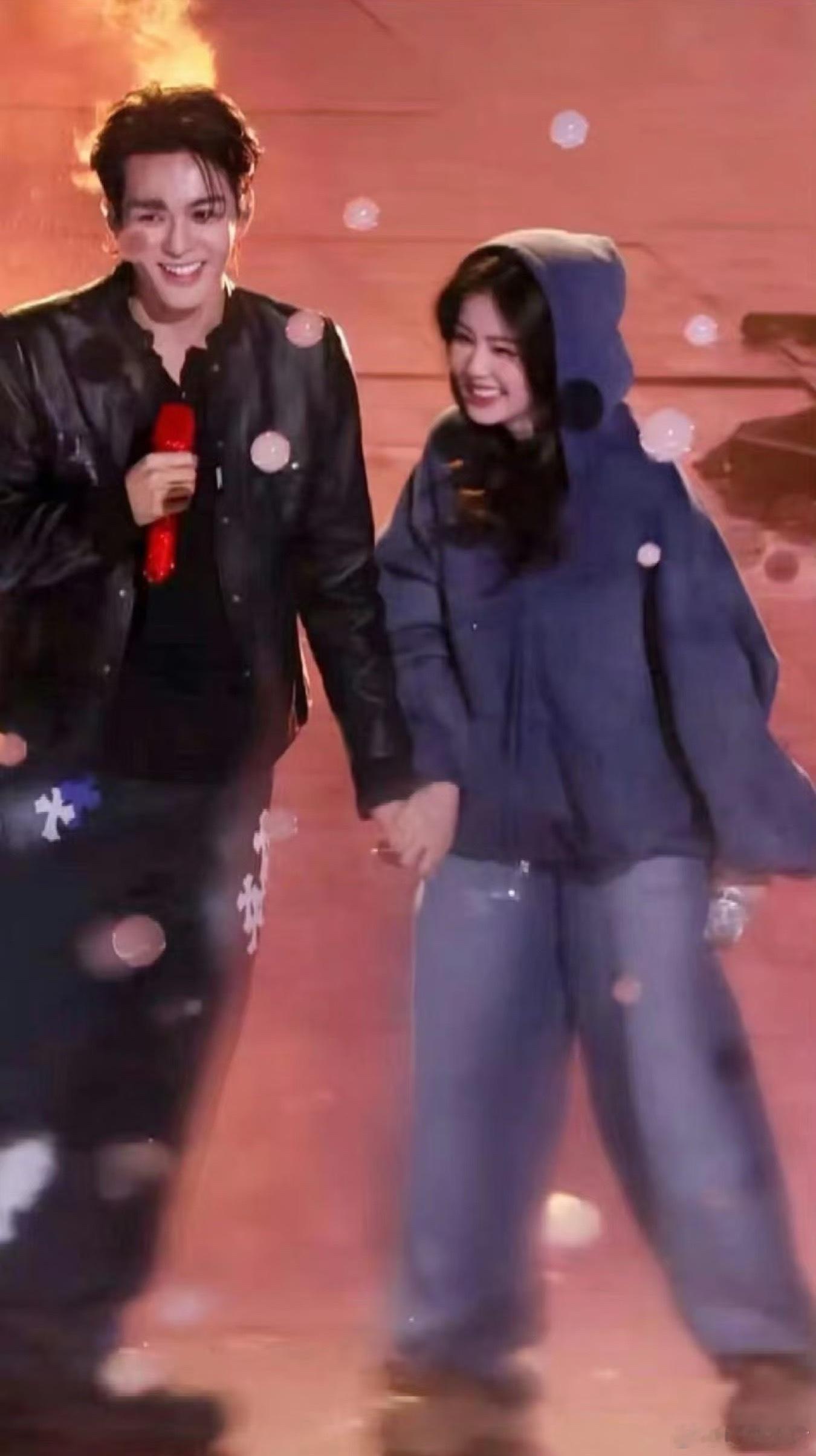 白鹿曾舜晞十指相扣好自然看到白鹿和曾舜晞的彩排路透，互动真的太自然了吧！曾舜晞一