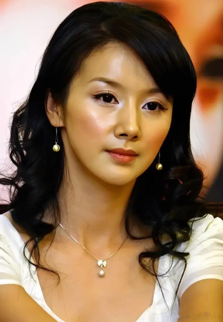 2010年，女星孙菲菲在拍摄《血色恋情》时，在一天夜里，被剧组的三个男人按倒在地