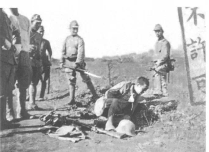 这是日军不许可流传出去的一张照片，1937年占领上海后屠杀解除武装的中国军人。