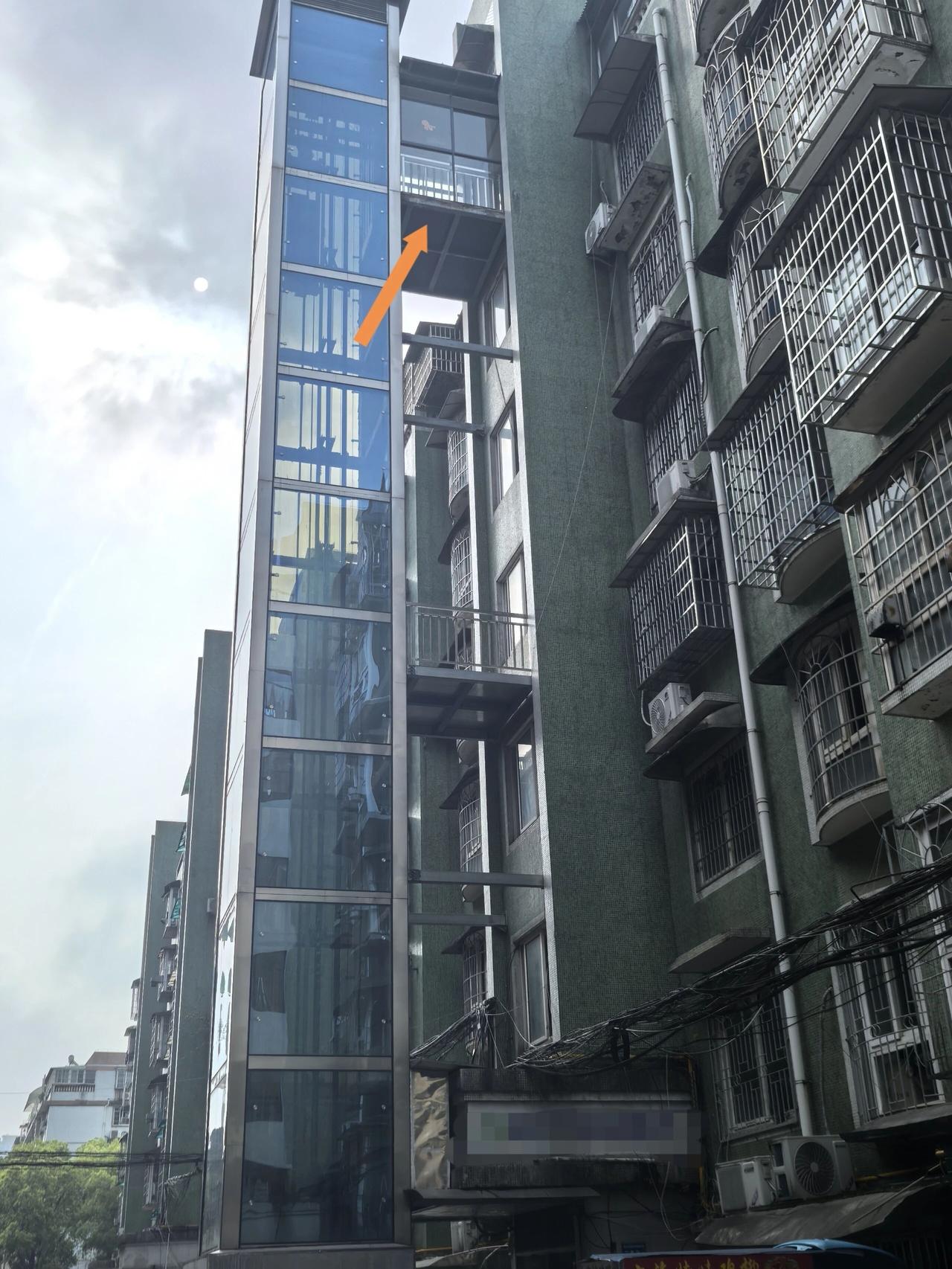 如图所示，这家住7楼自己出资加梯，由此看来加装电梯道德绑架邻居们同意，造成邻居们