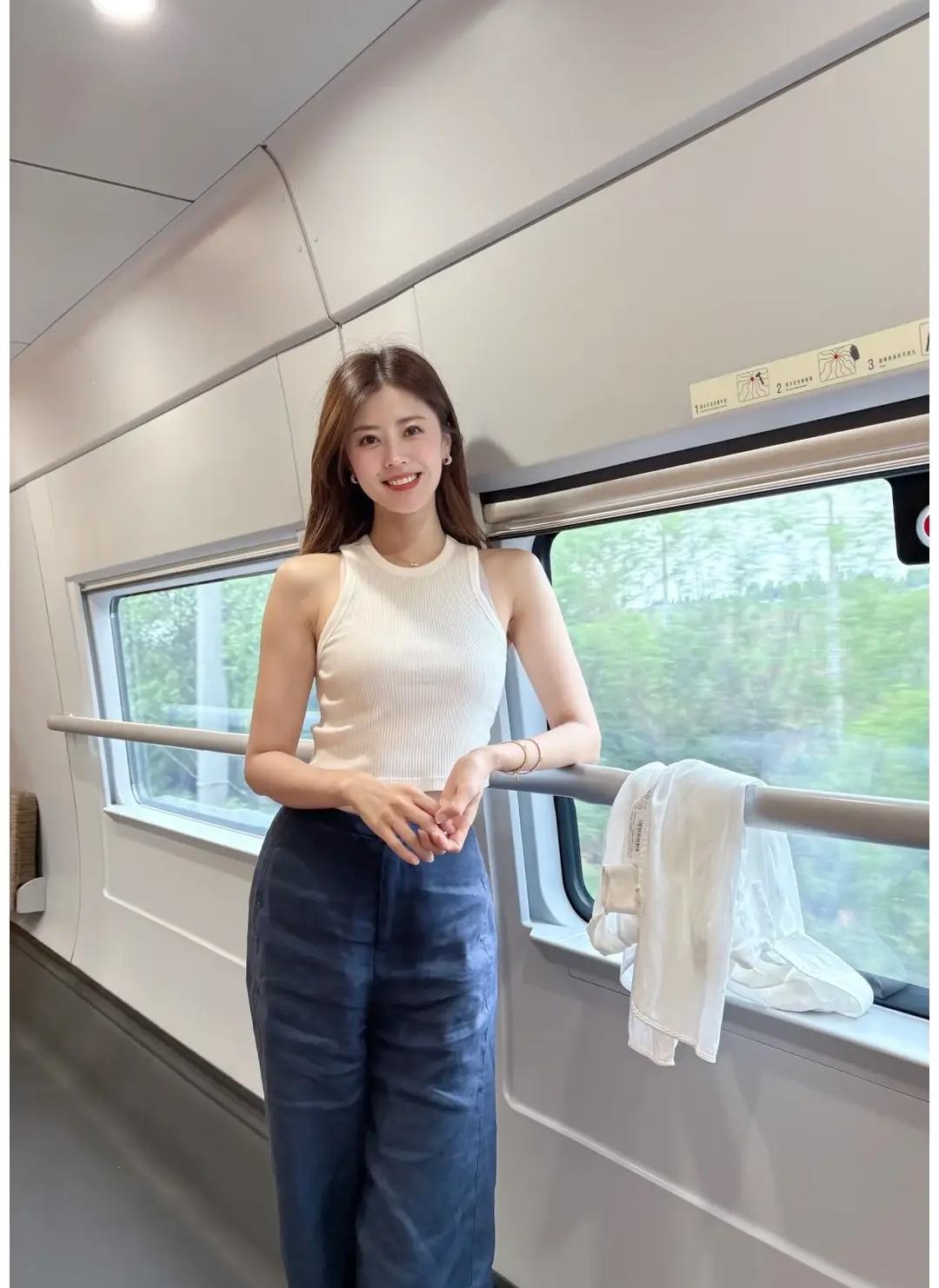 穿搭指南：白色背心+牛仔裤，清新自然，轻松出行！🚄💃🏻最爱牛仔裤甜酷显瘦牛