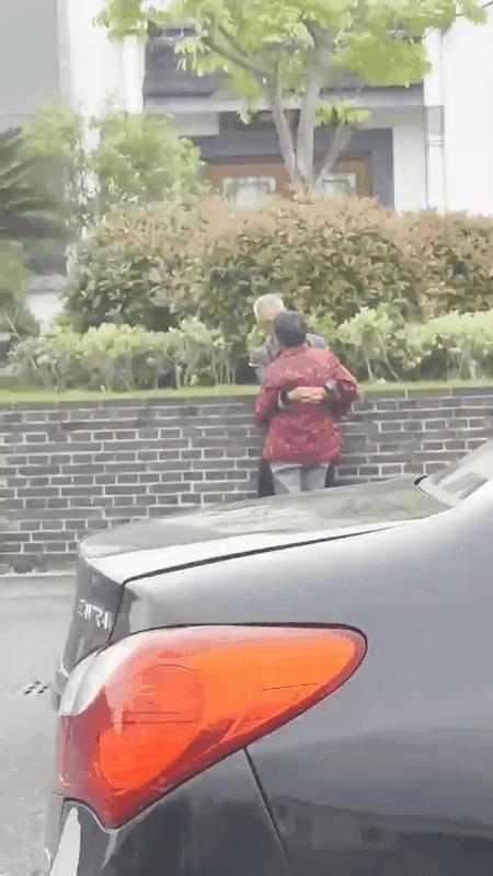 年龄大的老人谈恋爱也接吻？
近日，有网友发视频显示，一对大约七、八十岁的老人路边