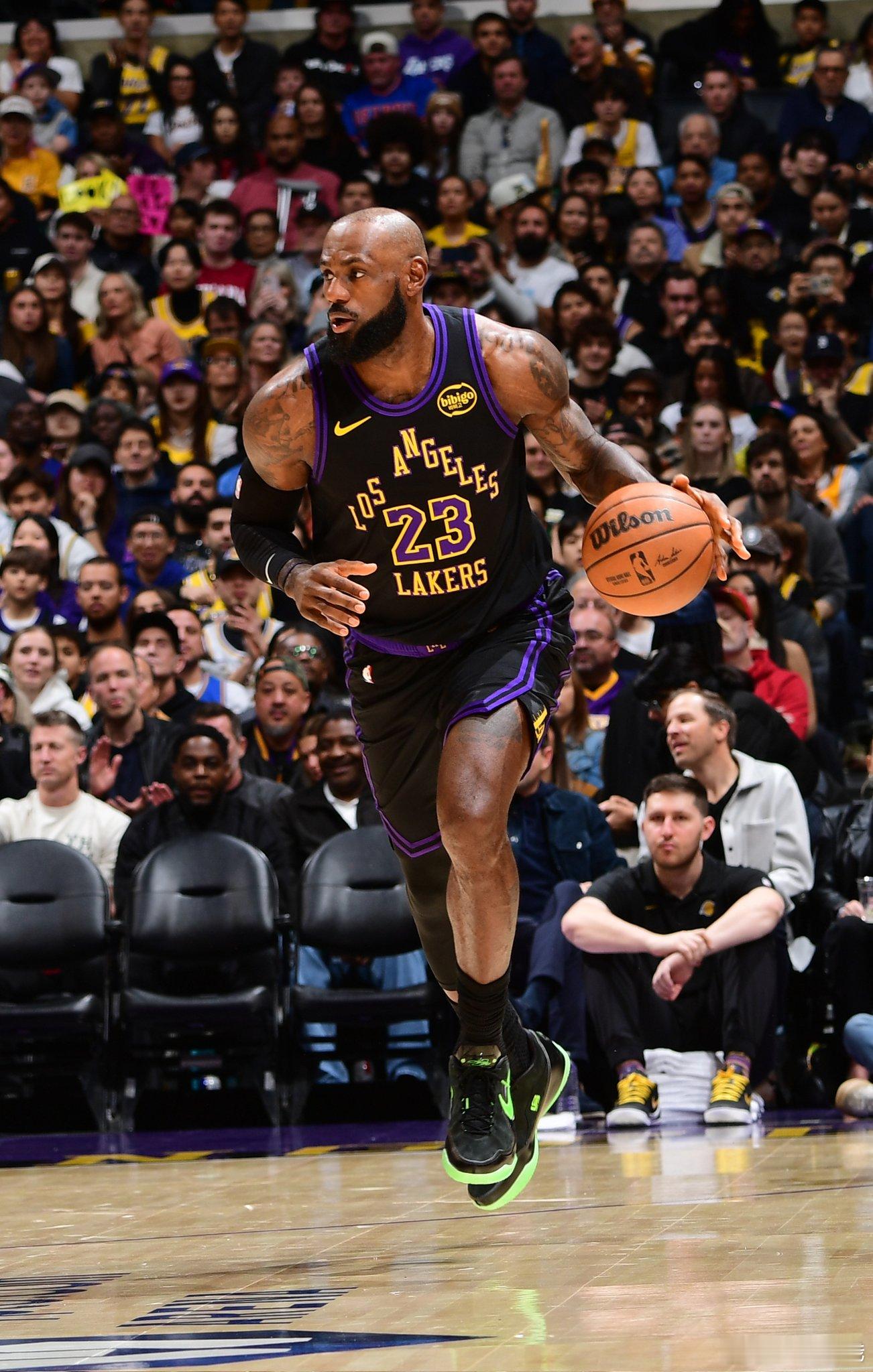 41岁的第一场比赛，老骥伏枥的詹姆斯用31+9+6的全面表现以及全队第二高的正负