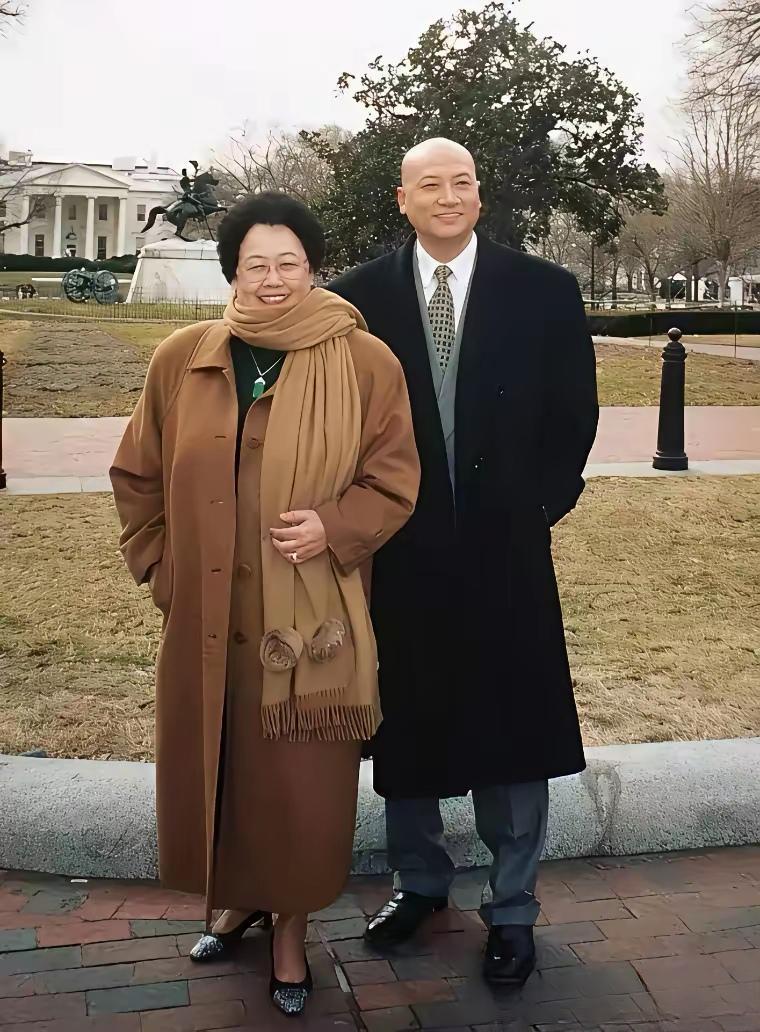 标题：白宫前的“藏宝图”线索
 
内容：1998年冬，华盛顿的风带着湿冷的潮气。