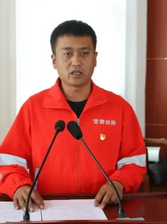 张伟，男，甘肃省定西公路事业发展中心安定公路段内官养护站站长，中级工，机械驾驶人