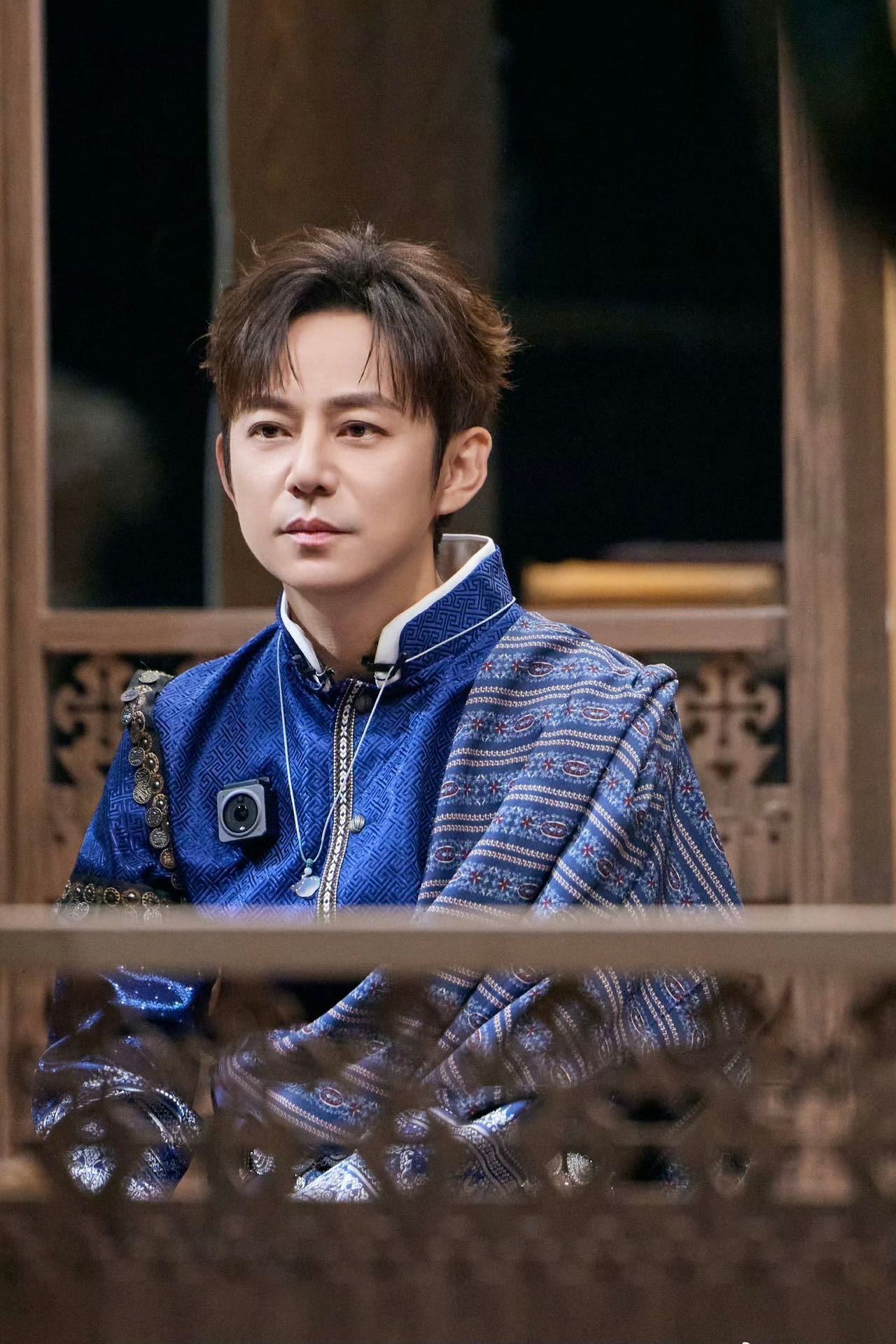 何炅王鸥嗑糖界的福尔摩斯 手套上绣了颗爱心都能被何炅王鸥扒出来，你俩是拿着放大镜