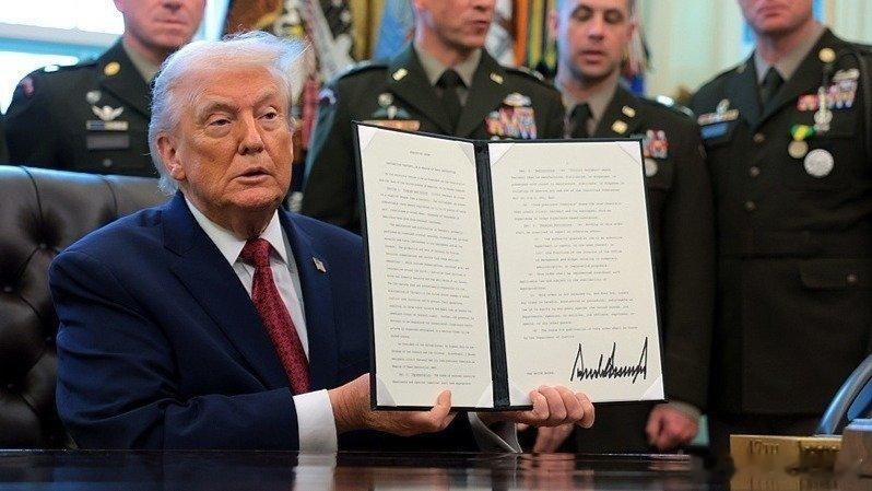 凤凰新闻【特朗普签署行政命令，将芬太尼列为大规模杀伤性武器】【文/观察者网熊超然