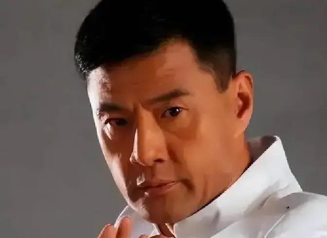 1995年，李连杰一脚把于荣光踹到当场蹲下。
这不是剧本，是实拍。
这脚踹醒的不