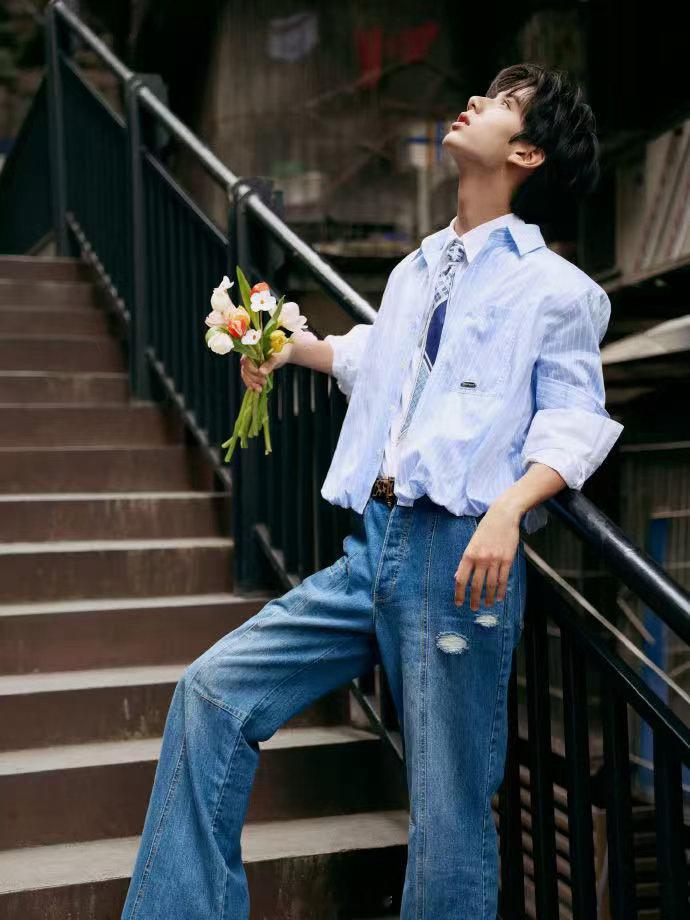 林子烨重庆拍出发图临时借洗手间 内娱高颜值活人小孩哥！林子烨戏里表现亮眼，重庆线