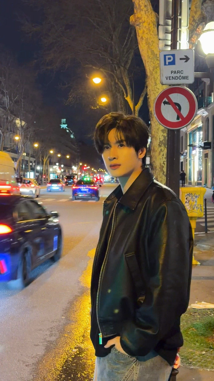 展轩收工后松弛一刻 展轩收工后松弛一刻，展轩黑皮衣街头随拍~ 