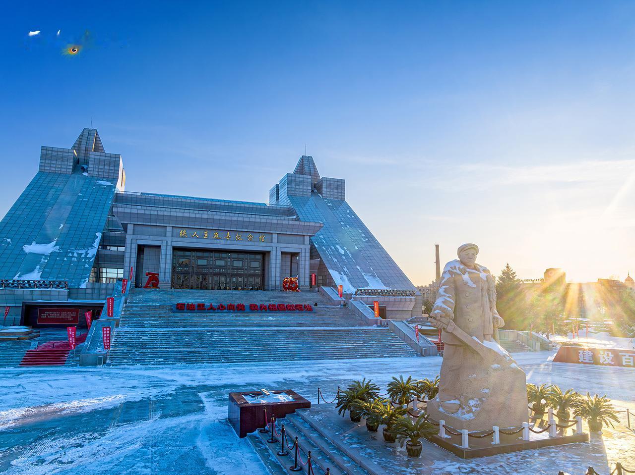 如果您到大庆旅游，在大庆最繁华的世纪大道，你会发现一座雄伟的建筑，这就是专门纪念