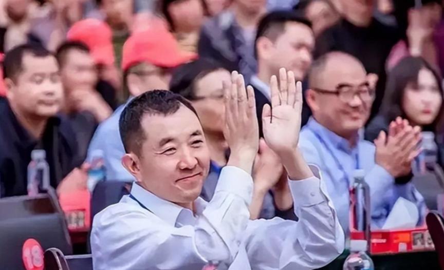 清华出身的 “前反腐书记” 陈行甲，在千人大会上毫不避讳地说：“我的前任县委女书