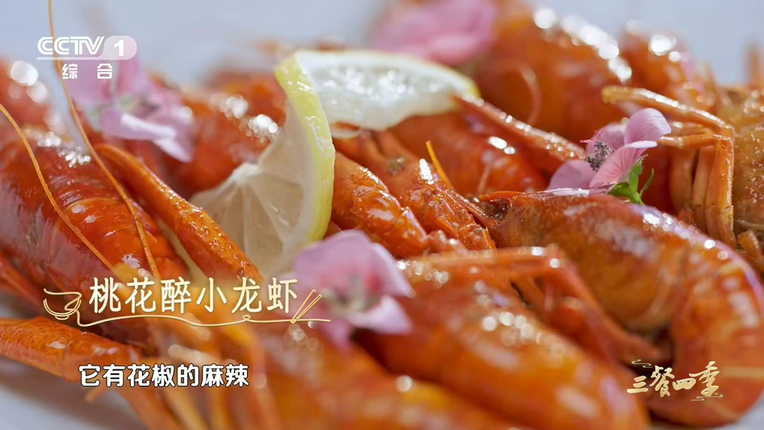 夏天夜宵三件套麻辣十三香蒜蓉小龙虾首选哪个 小龙虾配冰啤酒加拍黄瓜，我的夏天夜宵